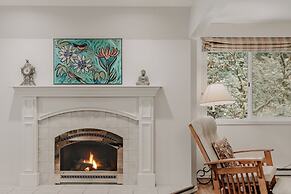 13sl - Hot Tub - Pets Ok - Wifi - Sleeps 8 2 Bedroom Home by RedAwning