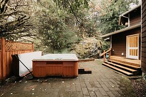 13sl - Hot Tub - Pets Ok - Wifi - Sleeps 8 2 Bedroom Home by RedAwning