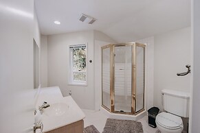 13sl - Hot Tub - Pets Ok - Wifi - Sleeps 8 2 Bedroom Home by RedAwning