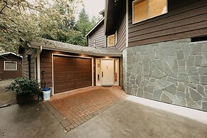 13sl - Hot Tub - Pets Ok - Wifi - Sleeps 8 2 Bedroom Home by RedAwning