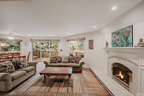 13sl - Hot Tub - Pets Ok - Wifi - Sleeps 8 2 Bedroom Home by RedAwning