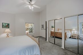 13sl - Hot Tub - Pets Ok - Wifi - Sleeps 8 2 Bedroom Home by RedAwning