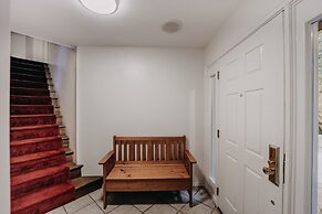 13sl - Hot Tub - Pets Ok - Wifi - Sleeps 8 2 Bedroom Home by RedAwning