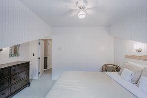 13sl - Hot Tub - Pets Ok - Wifi - Sleeps 8 2 Bedroom Home by RedAwning