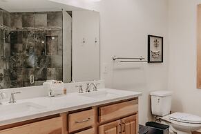 13sl - Hot Tub - Pets Ok - Wifi - Sleeps 8 2 Bedroom Home by RedAwning