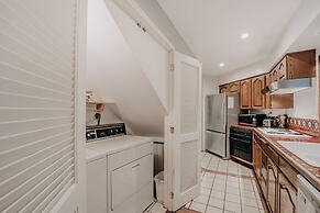 13sl - Hot Tub - Pets Ok - Wifi - Sleeps 8 2 Bedroom Home by RedAwning