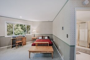 13sl - Hot Tub - Pets Ok - Wifi - Sleeps 8 2 Bedroom Home by RedAwning