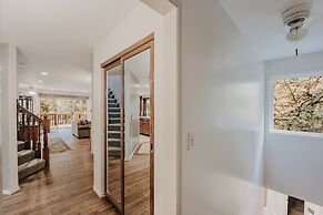 13sl - Hot Tub - Pets Ok - Wifi - Sleeps 8 2 Bedroom Home by RedAwning