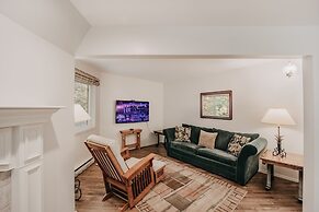 13sl - Hot Tub - Pets Ok - Wifi - Sleeps 8 2 Bedroom Home by RedAwning