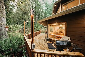 13sl - Hot Tub - Pets Ok - Wifi - Sleeps 8 2 Bedroom Home by RedAwning