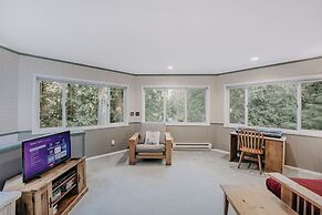 13sl - Hot Tub - Pets Ok - Wifi - Sleeps 8 2 Bedroom Home by RedAwning