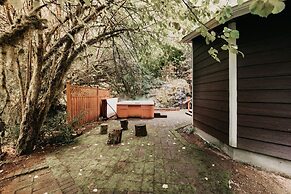 13sl - Hot Tub - Pets Ok - Wifi - Sleeps 8 2 Bedroom Home by RedAwning