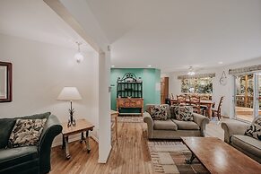 13sl - Hot Tub - Pets Ok - Wifi - Sleeps 8 2 Bedroom Home by RedAwning