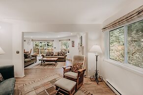 13sl - Hot Tub - Pets Ok - Wifi - Sleeps 8 2 Bedroom Home by RedAwning