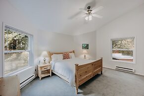 13sl - Hot Tub - Pets Ok - Wifi - Sleeps 8 2 Bedroom Home by RedAwning