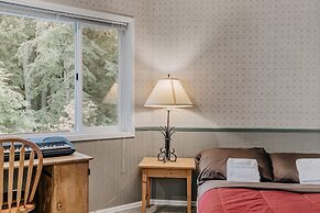 13sl - Hot Tub - Pets Ok - Wifi - Sleeps 8 2 Bedroom Home by RedAwning