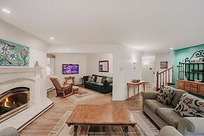 13sl - Hot Tub - Pets Ok - Wifi - Sleeps 8 2 Bedroom Home by RedAwning