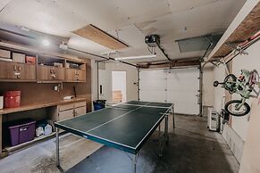 13sl - Hot Tub - Pets Ok - Wifi - Sleeps 8 2 Bedroom Home by RedAwning