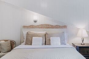 13sl - Hot Tub - Pets Ok - Wifi - Sleeps 8 2 Bedroom Home by RedAwning