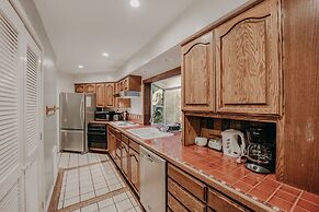 13sl - Hot Tub - Pets Ok - Wifi - Sleeps 8 2 Bedroom Home by RedAwning