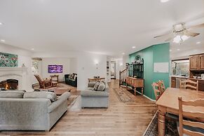 13sl - Hot Tub - Pets Ok - Wifi - Sleeps 8 2 Bedroom Home by RedAwning