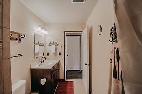 89gs - Hot Tub - Pets Ok - Wifi - Sleeps 4 1 Bedroom Home by RedAwning