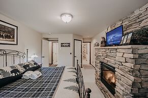 89gs - Hot Tub - Pets Ok - Wifi - Sleeps 4 1 Bedroom Home by RedAwning