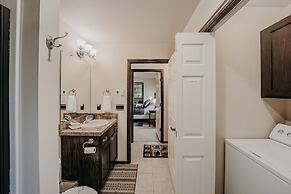 89gs - Hot Tub - Pets Ok - Wifi - Sleeps 4 1 Bedroom Home by RedAwning