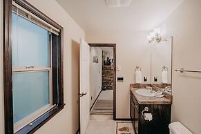 89gs - Hot Tub - Pets Ok - Wifi - Sleeps 4 1 Bedroom Home by RedAwning