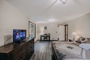 89gs - Hot Tub - Pets Ok - Wifi - Sleeps 4 1 Bedroom Home by RedAwning