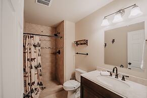 89gs - Hot Tub - Pets Ok - Wifi - Sleeps 4 1 Bedroom Home by RedAwning