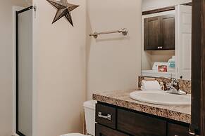 89gs - Hot Tub - Pets Ok - Wifi - Sleeps 4 1 Bedroom Home by RedAwning