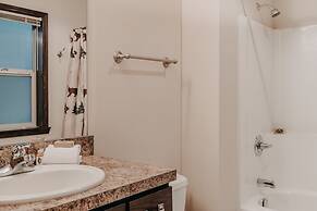 89gs - Hot Tub - Pets Ok - Wifi - Sleeps 4 1 Bedroom Home by RedAwning