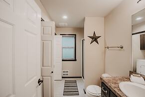 89gs - Hot Tub - Pets Ok - Wifi - Sleeps 4 1 Bedroom Home by RedAwning