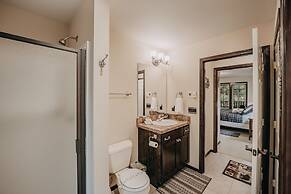 89gs - Hot Tub - Pets Ok - Wifi - Sleeps 4 1 Bedroom Home by RedAwning