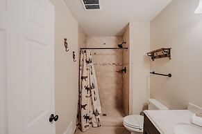 89gs - Hot Tub - Pets Ok - Wifi - Sleeps 4 1 Bedroom Home by RedAwning