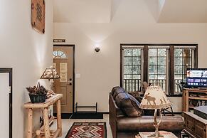 89gs - Hot Tub - Pets Ok - Wifi - Sleeps 4 1 Bedroom Home by RedAwning