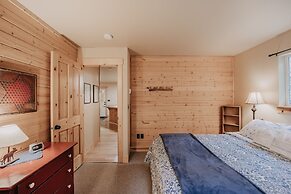 95gs - Hot Tub - Wifi - Pets Ok - Sleeps 4 2 Bedroom Home by RedAwning