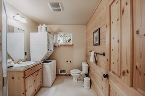 95gs - Hot Tub - Wifi - Pets Ok - Sleeps 4 2 Bedroom Home by RedAwning