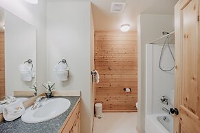 95gs - Hot Tub - Wifi - Pets Ok - Sleeps 4 2 Bedroom Home by RedAwning