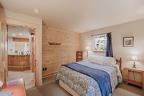 95gs - Hot Tub - Wifi - Pets Ok - Sleeps 4 2 Bedroom Home by RedAwning