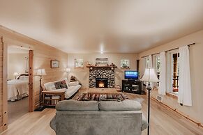 95gs - Hot Tub - Wifi - Pets Ok - Sleeps 4 2 Bedroom Home by RedAwning