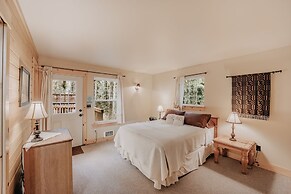 95gs - Hot Tub - Wifi - Pets Ok - Sleeps 4 2 Bedroom Home by RedAwning