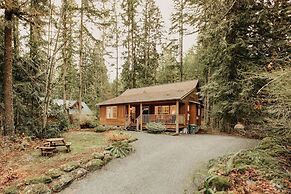 95gs - Hot Tub - Wifi - Pets Ok - Sleeps 4 2 Bedroom Home by RedAwning