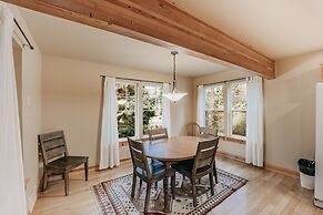 95gs - Hot Tub - Wifi - Pets Ok - Sleeps 4 2 Bedroom Home by RedAwning