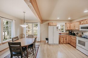 95gs - Hot Tub - Wifi - Pets Ok - Sleeps 4 2 Bedroom Home by RedAwning