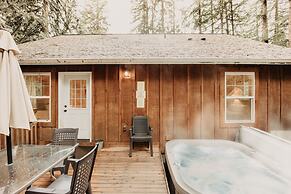 95gs - Hot Tub - Wifi - Pets Ok - Sleeps 4 2 Bedroom Home by RedAwning