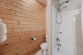 95gs - Hot Tub - Wifi - Pets Ok - Sleeps 4 2 Bedroom Home by RedAwning