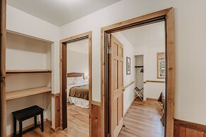 03mbh -12-bdrm - 3.5-bath - Wifi - Pets Ok - Sleeps 26 12 Bedroom Home