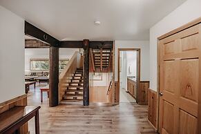 03mbh -12-bdrm - 3.5-bath - Wifi - Pets Ok - Sleeps 26 12 Bedroom Home